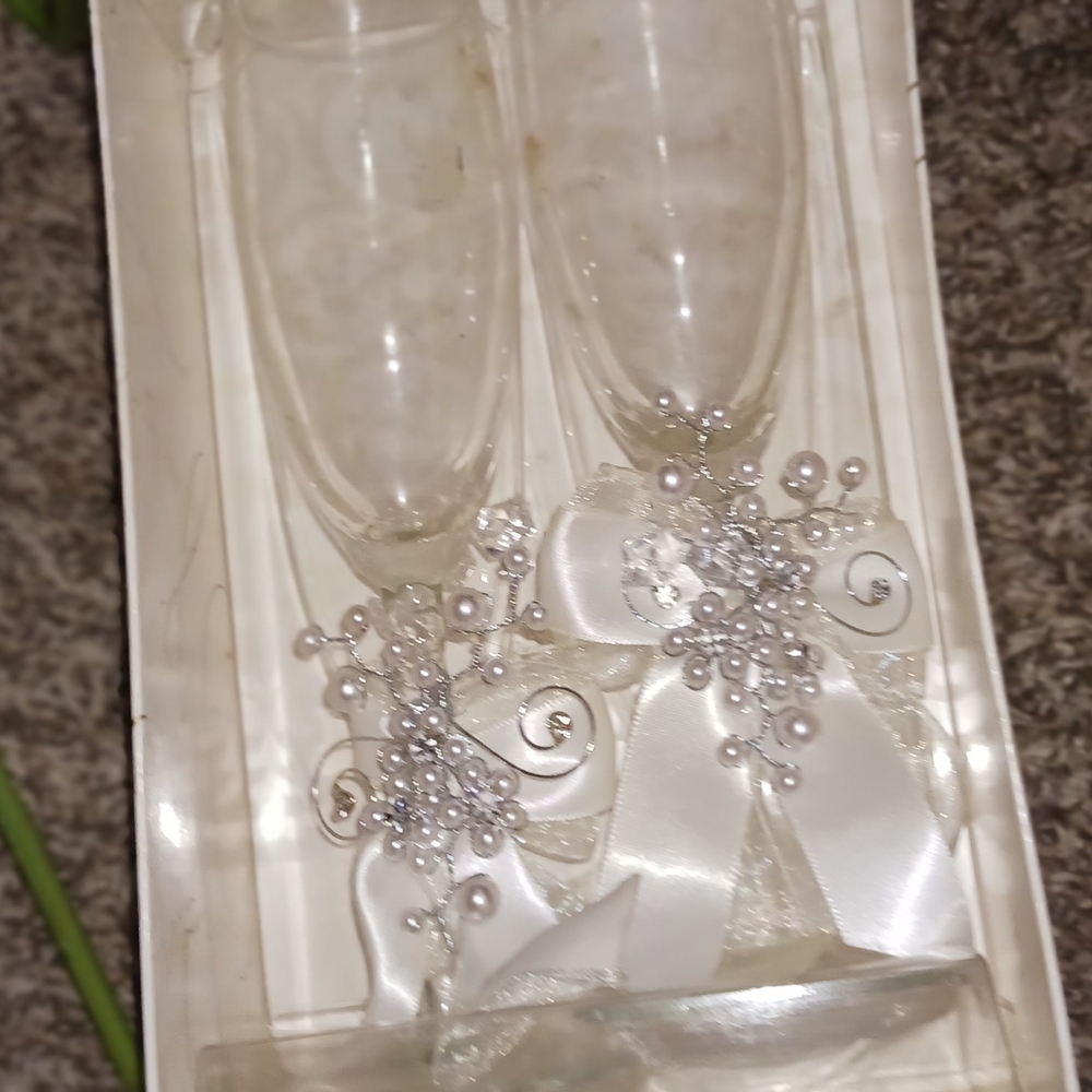 Elegant Wedding Champagne Flutes with Pearl Accents